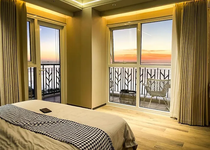 Modern 2br Beside Okada With Sunset View * Manila