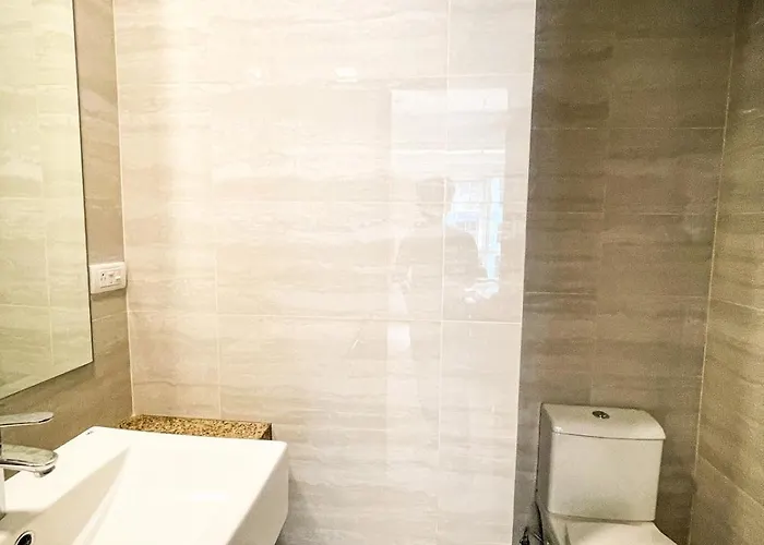 Apartamento Modern 2br Beside Okada With Sunset View
