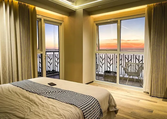 Modern 2br Beside Okada With Sunset View Apartamento *